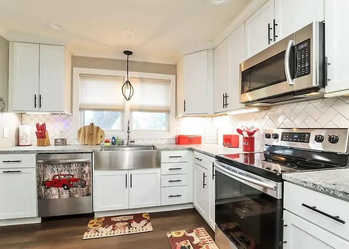 Modern 2br Near Wfu Steps To Ljvm Coliseum Family Friendly Fast Wifi Holiday home *