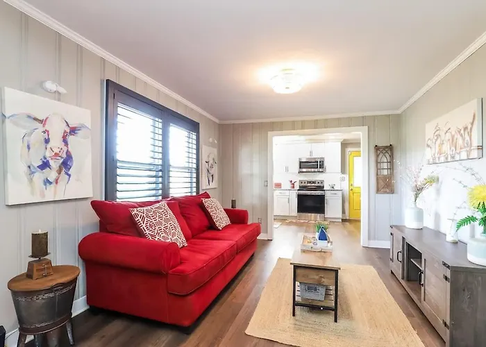 Modern 2br Near Wfu Steps To Ljvm Coliseum Family Friendly Fast Wifi *