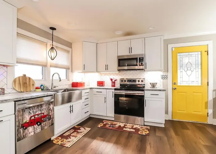 Modern 2br Near Wfu Steps To Ljvm Coliseum Family Friendly Fast Wifi