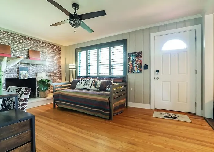 Holiday home Modern 2br Near Wfu Steps To Ljvm Coliseum Family Friendly Fast Wifi Winston-Salem