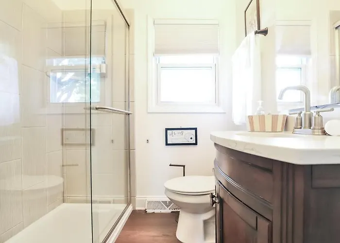 Modern 2br Near Wfu Steps To Ljvm Coliseum Family Friendly Fast Wifi *