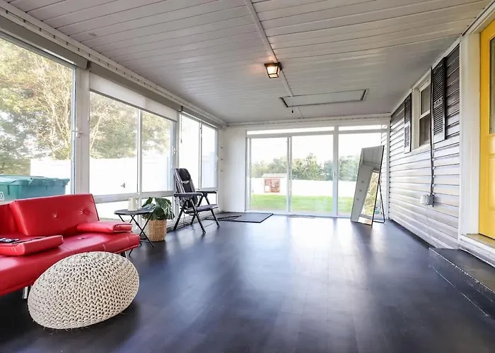 Modern 2br Near Wfu Steps To Ljvm Coliseum Family Friendly Fast Wifi Holiday home