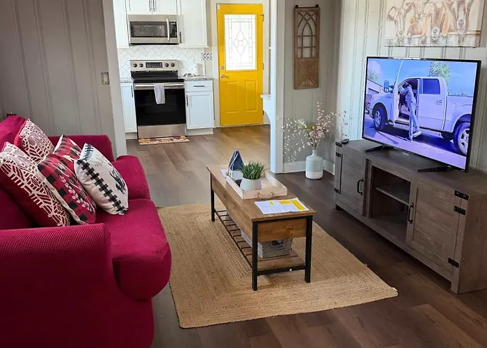 Modern 2br Near Wfu Steps To Ljvm Coliseum Family Friendly Fast Wifi Holiday home